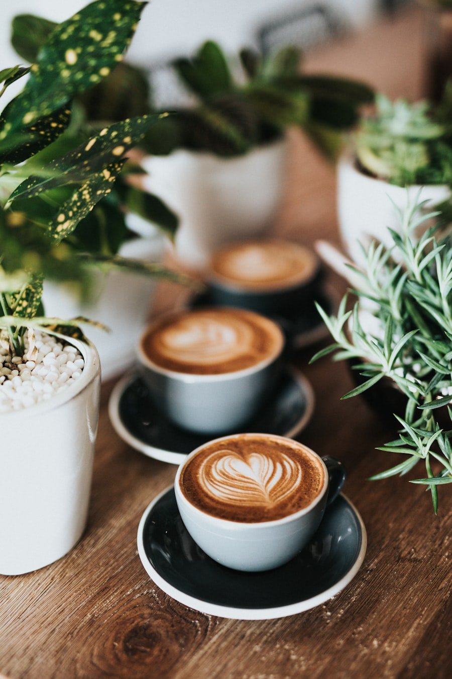 Frisch gebrühter Kaffee mit Latte Art