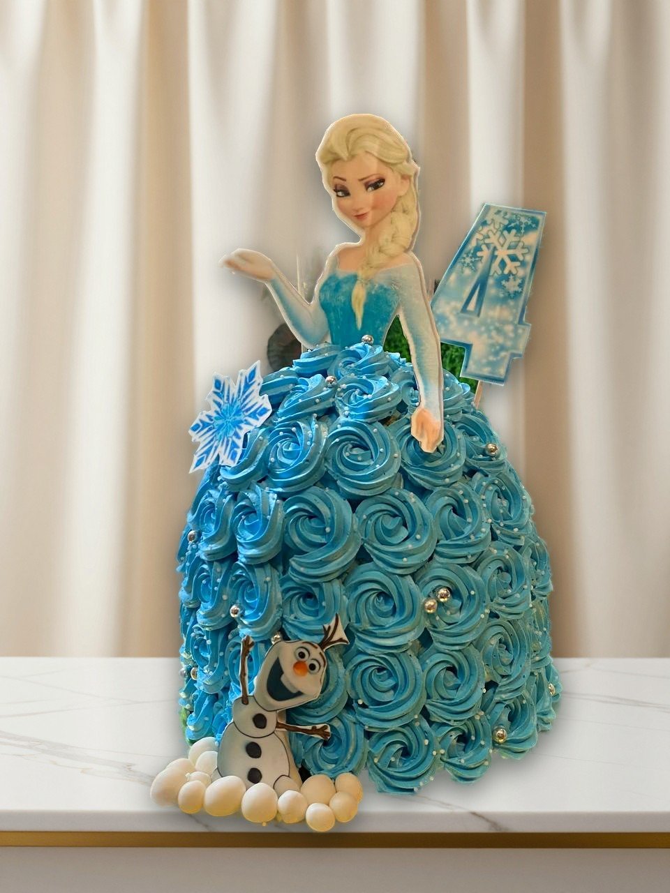 Eiskönigin-Torte mit blauem Rosenkleid und Olaf