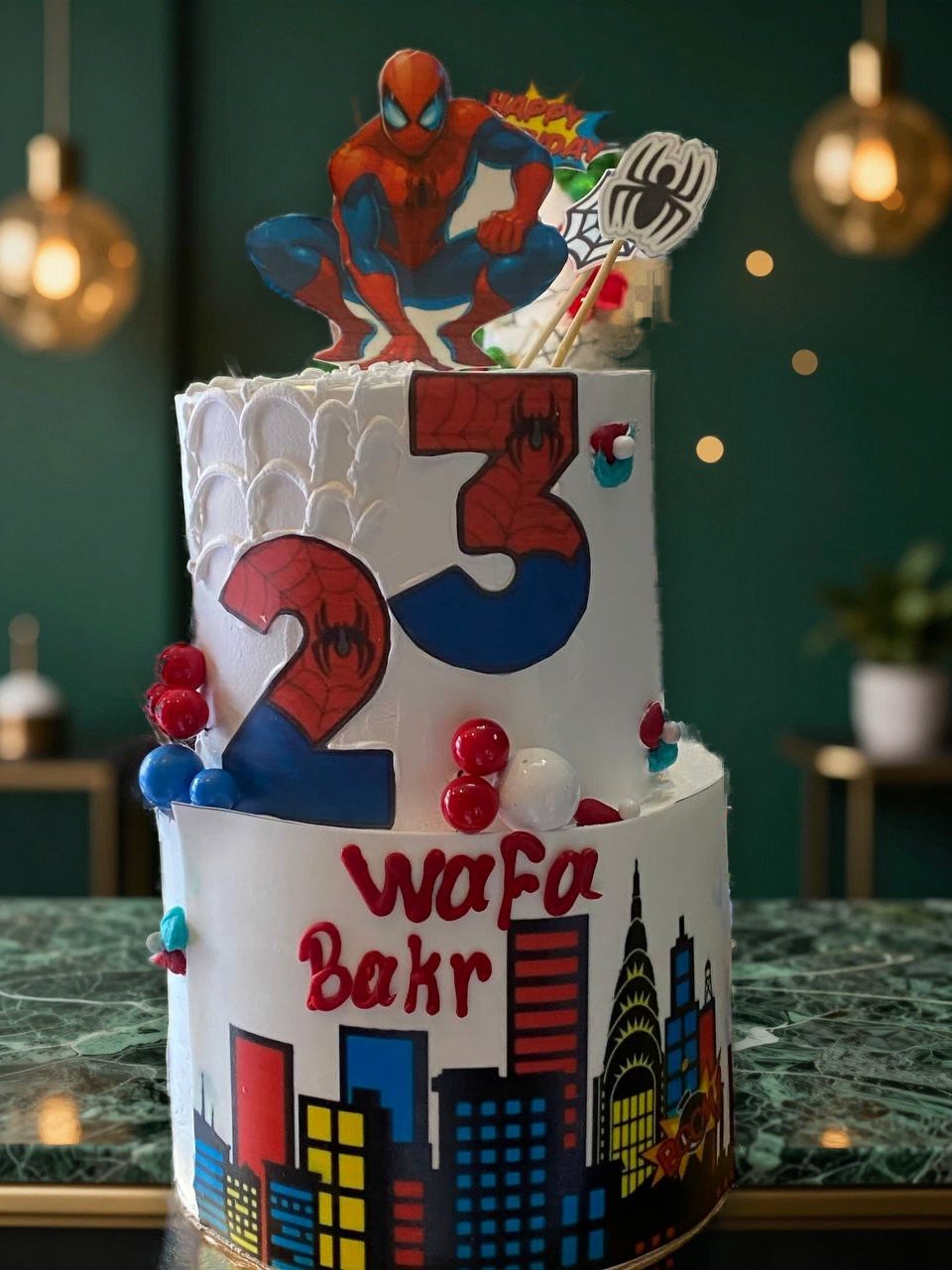 Spider-Man-Kindertorte mit Spinnennetzen und Comic-Skyline