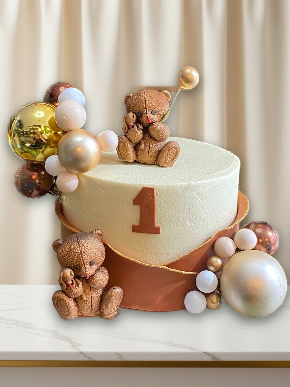 Teddybär-Torte zum ersten Geburtstag mit goldenen Kugeln